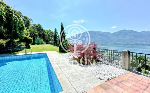 Gioiello nascosto nel verde con vista lago