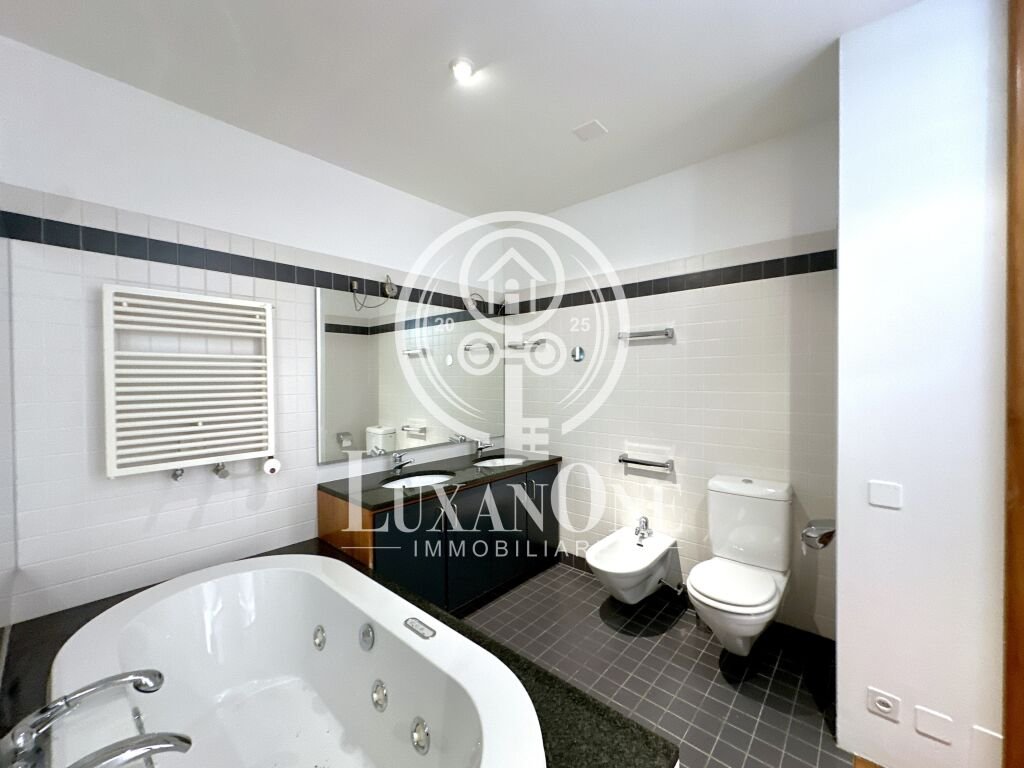 Modernes Badezimmer mit Whirlpoolwanne, Doppelwaschbecken und WC